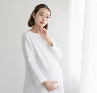 妊婦さんが考えている画像