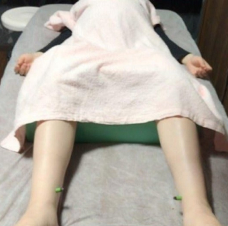 寝転んでお灸をしている妊婦さん画像