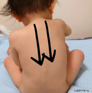 赤ちゃんの背中のマッサージ