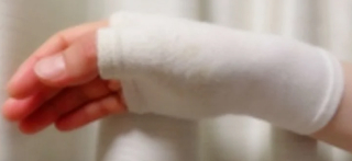 スマホを操作している画像