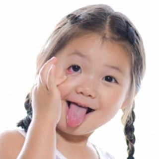 あっかんべーをしている女の子