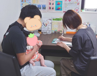 赤ちゃんを抱っこした男性